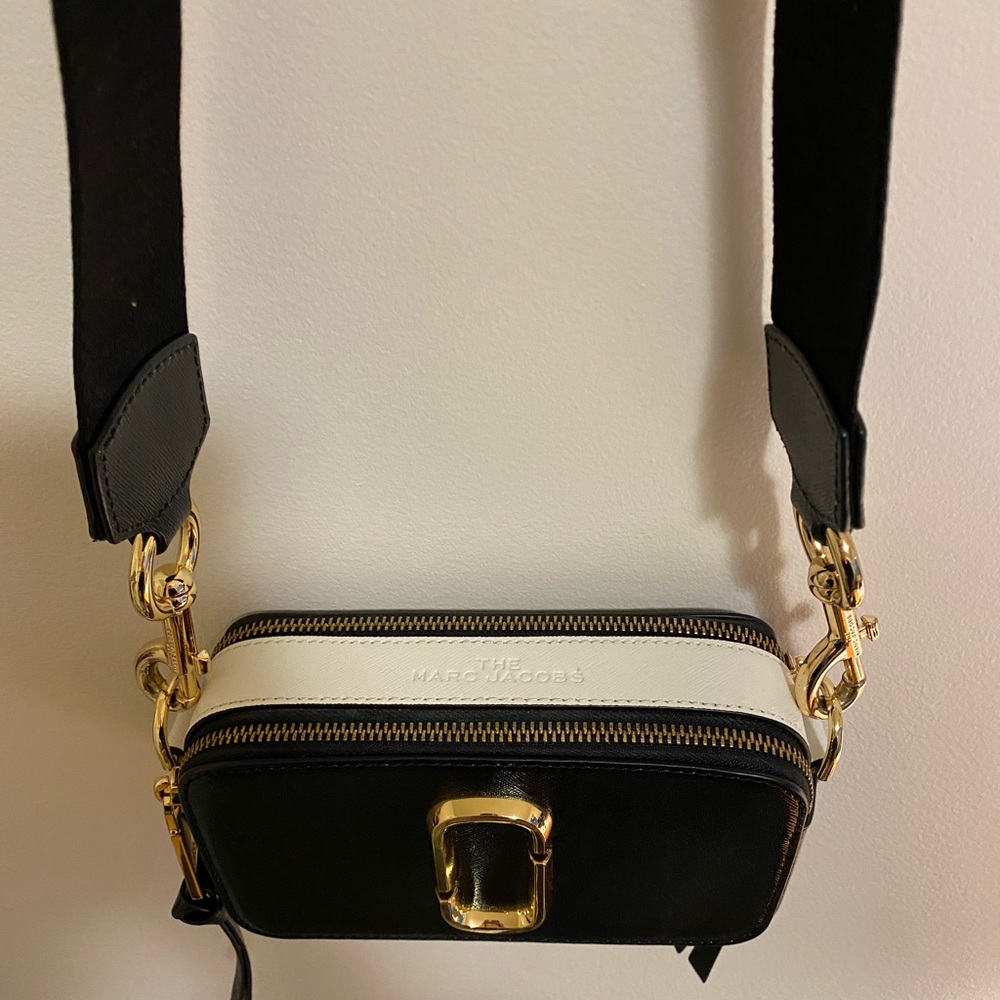 Marc Jacobs Black Camera Crossbody Bag with Gold Hardware and Branded Strap - Picture 10 of 14